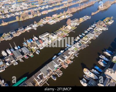 Luftaufnahme des Hafens von Scheendijk Loosdrechtse Plassen bei Breukelen in den Niederlanden. Wasserlandschaft. Stockfoto