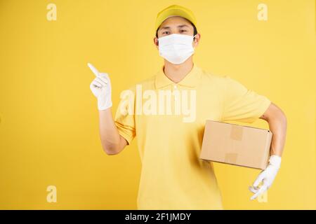Erwachsene, Asiaten, Hintergrund, box, pappkarton, chinesisch, Coronavirus, Kurier, covid-19, liefern, Lieferung, Angestellte, filipinos, gut aussehend, Glück, H Stockfoto