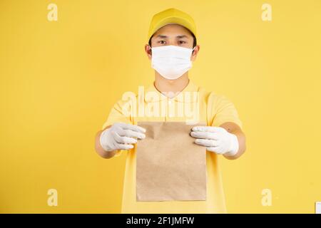 Porträt der Lieferung männlich hält Einkaufstaschen auf dem Hintergrund Stockfoto