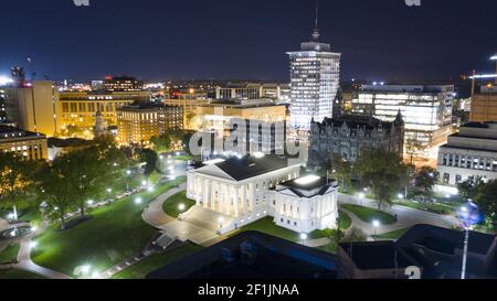 Nachtlichter erleuchten das Virgina Statehouse in der Innenstadt von Richmond Virginia Stockfoto