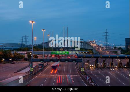 DARTFORD, KENT, UK - 21. MAI 2010: Blick auf die Queen Elizabeth II Brücke bei Nacht Stockfoto