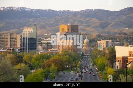 Die Idaho State Capital Building Peaks zwischen Strukturen in Boise Stockfoto
