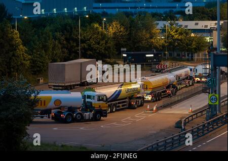 DARTFORD, KENT, Großbritannien - 21. MAI 2010: Tanker auf dem Halteplatz neben dem Dartford Crossing warten Eskorte in der Nacht Stockfoto