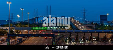 DARTFORD, KENT, UK - 21. MAI 2010: Panoramablick auf die Queen Elizabeth II Brücke bei Nacht Stockfoto