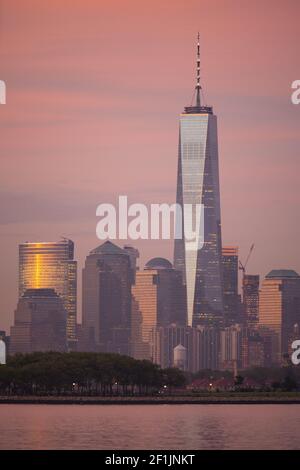 Dramatisches Licht reflektiert Gebäude Manhattan NY One World Trade Zentrieren Stockfoto