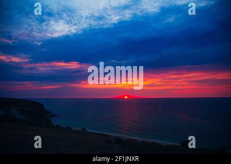 Sonnenuntergang Meereslandschaft. Wunderschöne Strandlandschaft mit ruhigen Wellen. Bunte Natur Meer Himmel. Stockfoto