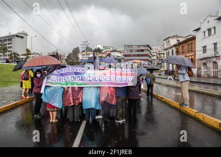 Quito, Ecuador. März 2021, 08th. Mehrere Frauen schützen sich während des marsches mit Plastiktüten vor dem Regen. In Quito, der Hauptstadt Ecuadors, fand der 8M. märz zum Gedenken an den Internationalen Frauentag statt. Kredit: SOPA Images Limited/Alamy Live Nachrichten Stockfoto