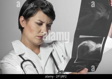 Portrait einer attraktiven jungen Frau Doktor im weißen Mantel. Lächelnd medizinische Frau Doktor. Auf weissem Hintergrund Stockfoto