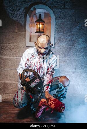 Gruselig, halloween Kostüm, Mann mit Blut und Messer verkettet, Zombie Mann Tod der Geist Horror Abfluss Hand Blut Haut ist schreit Stockfoto