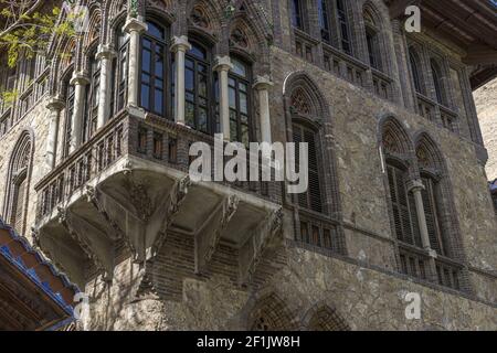 Neogotisches Haus, es sieht aus wie ein verzaubertes Herrenhaus, Fassaden und traditionelle Architektur in der Altstadt von Barcelona, Spanien Stockfoto