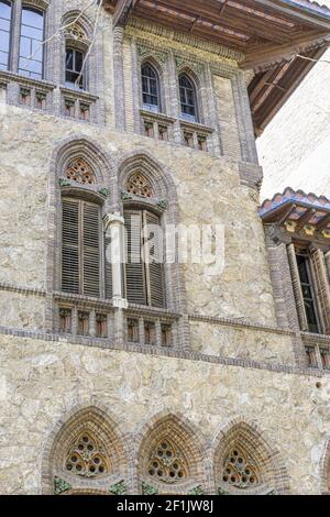 Neogotisches Haus, es sieht aus wie ein verzaubertes Herrenhaus, Fassaden und traditionelle Architektur in der Altstadt von Barcelona, Spanien Stockfoto