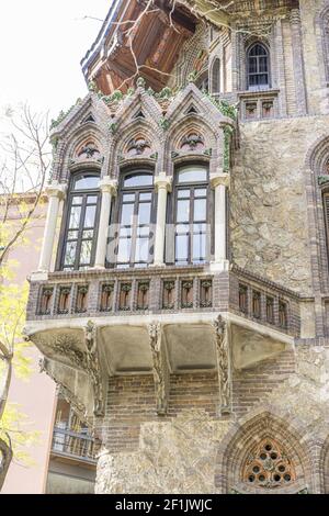 Neogotisches Haus, es sieht aus wie ein verzaubertes Herrenhaus, Fassaden und traditionelle Architektur in der Altstadt von Barcelona, Spanien Stockfoto