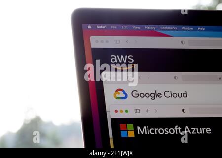 Die Logos AWS, Google Cloud und Microsoft Azure sind jeweils auf den Websites der drei großen Cloud-Anbieter auf einem Laptop zu sehen. Stockfoto