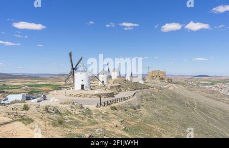 Tourismus, schönen Sommer über die Windmühlen auf dem Feld in Spanien Stockfoto