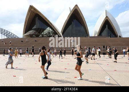 Sydney, Australien. 9th. März 2021. Am Dienstagnachmittag um 3:30pm Uhr auf dem Vorplatz des Sydney Opera House tanzen Sydneysider im Freien beim ersten Every Body Dance Now, einem kostenlosen Tanzkurs im Freien. Every Body Dance Now ist eine kostenlose Serie, die von einer NSW-Regierungsinitiative Culture up Late ermöglicht wird, um den Zugang zu Sydneys kulturellem Angebot in der Stadt zu verbessern. Die Kurse werden diesen März am Dienstagnachmittag und -Abend präsentiert. Das kostenlose Erlebnis heißt Teilnehmer aller Niveaus, Altersgruppen und Fähigkeiten willkommen und ist eine unterhaltsame und inklusiv-Art für alle, aus dem Alltag herauszutreten und auf die Welt zu kommen Stockfoto