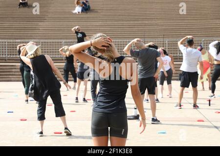 Sydney, Australien. 9th. März 2021. Am Dienstagnachmittag um 3:30pm Uhr auf dem Vorplatz des Sydney Opera House tanzen Sydneysider im Freien beim ersten Every Body Dance Now, einem kostenlosen Tanzkurs im Freien. Every Body Dance Now ist eine kostenlose Serie, die von einer NSW-Regierungsinitiative Culture up Late ermöglicht wird, um den Zugang zu Sydneys kulturellem Angebot in der Stadt zu verbessern. Die Kurse werden diesen März am Dienstagnachmittag und -Abend präsentiert. Das kostenlose Erlebnis heißt Teilnehmer aller Niveaus, Altersgruppen und Fähigkeiten willkommen und ist eine unterhaltsame und inklusiv-Art für alle, aus dem Alltag herauszutreten und auf die Welt zu kommen Stockfoto