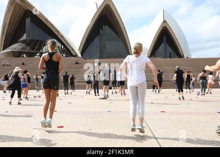 Sydney, Australien. 9th. März 2021. Am Dienstagnachmittag um 3:30pm Uhr auf dem Vorplatz des Sydney Opera House tanzen Sydneysider im Freien beim ersten Every Body Dance Now, einem kostenlosen Tanzkurs im Freien. Every Body Dance Now ist eine kostenlose Serie, die von einer NSW-Regierungsinitiative Culture up Late ermöglicht wird, um den Zugang zu Sydneys kulturellem Angebot in der Stadt zu verbessern. Die Kurse werden diesen März am Dienstagnachmittag und -Abend präsentiert. Das kostenlose Erlebnis heißt Teilnehmer aller Niveaus, Altersgruppen und Fähigkeiten willkommen und ist eine unterhaltsame und inklusiv-Art für alle, aus dem Alltag herauszutreten und auf die Welt zu kommen Stockfoto