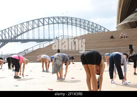 Sydney, Australien. 9th. März 2021. Am Dienstagnachmittag um 3:30pm Uhr auf dem Vorplatz des Sydney Opera House tanzen Sydneysider im Freien beim ersten Every Body Dance Now, einem kostenlosen Tanzkurs im Freien. Every Body Dance Now ist eine kostenlose Serie, die von einer NSW-Regierungsinitiative Culture up Late ermöglicht wird, um den Zugang zu Sydneys kulturellem Angebot in der Stadt zu verbessern. Die Kurse werden diesen März am Dienstagnachmittag und -Abend präsentiert. Das kostenlose Erlebnis heißt Teilnehmer aller Niveaus, Altersgruppen und Fähigkeiten willkommen und ist eine unterhaltsame und inklusiv-Art für alle, aus dem Alltag herauszutreten und auf die Welt zu kommen Stockfoto