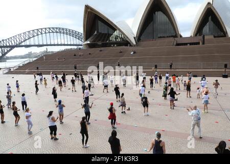 Sydney, Australien. 9th. März 2021. Am Dienstagnachmittag um 3:30pm Uhr auf dem Vorplatz des Sydney Opera House tanzen Sydneysider im Freien beim ersten Every Body Dance Now, einem kostenlosen Tanzkurs im Freien. Every Body Dance Now ist eine kostenlose Serie, die von einer NSW-Regierungsinitiative Culture up Late ermöglicht wird, um den Zugang zu Sydneys kulturellem Angebot in der Stadt zu verbessern. Die Kurse werden diesen März am Dienstagnachmittag und -Abend präsentiert. Das kostenlose Erlebnis heißt Teilnehmer aller Niveaus, Altersgruppen und Fähigkeiten willkommen und ist eine unterhaltsame und inklusiv-Art für alle, aus dem Alltag herauszutreten und auf die Welt zu kommen Stockfoto