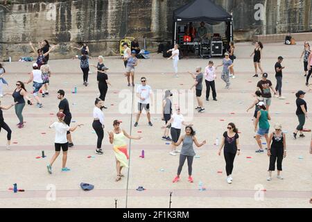 Sydney, Australien. 9th. März 2021. Am Dienstagnachmittag um 3:30pm Uhr auf dem Vorplatz des Sydney Opera House tanzen Sydneysider im Freien beim ersten Every Body Dance Now, einem kostenlosen Tanzkurs im Freien. Every Body Dance Now ist eine kostenlose Serie, die von einer NSW-Regierungsinitiative Culture up Late ermöglicht wird, um den Zugang zu Sydneys kulturellem Angebot in der Stadt zu verbessern. Die Kurse werden diesen März am Dienstagnachmittag und -Abend präsentiert. Das kostenlose Erlebnis heißt Teilnehmer aller Niveaus, Altersgruppen und Fähigkeiten willkommen und ist eine unterhaltsame und inklusiv-Art für alle, aus dem Alltag herauszutreten und auf die Welt zu kommen Stockfoto