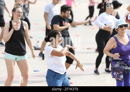 Sydney, Australien. 9th. März 2021. Am Dienstagnachmittag um 3:30pm Uhr auf dem Vorplatz des Sydney Opera House tanzen Sydneysider im Freien beim ersten Every Body Dance Now, einem kostenlosen Tanzkurs im Freien. Every Body Dance Now ist eine kostenlose Serie, die von einer NSW-Regierungsinitiative Culture up Late ermöglicht wird, um den Zugang zu Sydneys kulturellem Angebot in der Stadt zu verbessern. Die Kurse werden diesen März am Dienstagnachmittag und -Abend präsentiert. Das kostenlose Erlebnis heißt Teilnehmer aller Niveaus, Altersgruppen und Fähigkeiten willkommen und ist eine unterhaltsame und inklusiv-Art für alle, aus dem Alltag herauszutreten und auf die Welt zu kommen Stockfoto