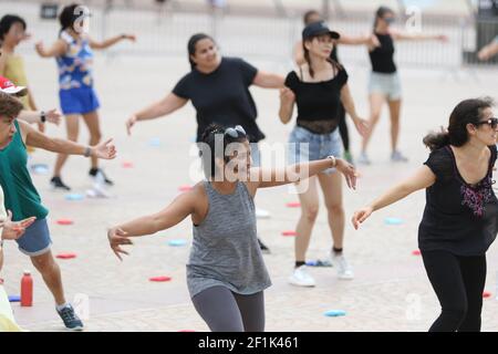 Sydney, Australien. 9th. März 2021. Am Dienstagnachmittag um 3:30pm Uhr auf dem Vorplatz des Sydney Opera House tanzen Sydneysider im Freien beim ersten Every Body Dance Now, einem kostenlosen Tanzkurs im Freien. Every Body Dance Now ist eine kostenlose Serie, die von einer NSW-Regierungsinitiative Culture up Late ermöglicht wird, um den Zugang zu Sydneys kulturellem Angebot in der Stadt zu verbessern. Die Kurse werden diesen März am Dienstagnachmittag und -Abend präsentiert. Das kostenlose Erlebnis heißt Teilnehmer aller Niveaus, Altersgruppen und Fähigkeiten willkommen und ist eine unterhaltsame und inklusiv-Art für alle, aus dem Alltag herauszutreten und auf die Welt zu kommen Stockfoto