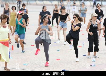 Sydney, Australien. 9th. März 2021. Am Dienstagnachmittag um 3:30pm Uhr auf dem Vorplatz des Sydney Opera House tanzen Sydneysider im Freien beim ersten Every Body Dance Now, einem kostenlosen Tanzkurs im Freien. Every Body Dance Now ist eine kostenlose Serie, die von einer NSW-Regierungsinitiative Culture up Late ermöglicht wird, um den Zugang zu Sydneys kulturellem Angebot in der Stadt zu verbessern. Die Kurse werden diesen März am Dienstagnachmittag und -Abend präsentiert. Das kostenlose Erlebnis heißt Teilnehmer aller Niveaus, Altersgruppen und Fähigkeiten willkommen und ist eine unterhaltsame und inklusiv-Art für alle, aus dem Alltag herauszutreten und auf die Welt zu kommen Stockfoto