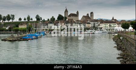 Hafen und Stadt Rapperswil mit dem historischen Schloss und Kirchenpanorama Stockfoto