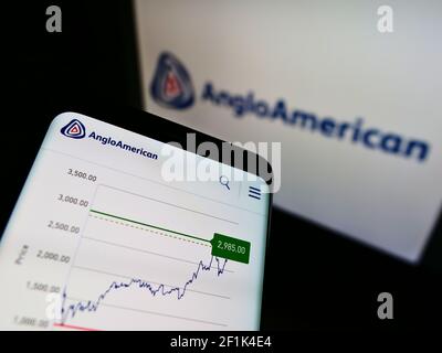 Mobiltelefon mit Logo des globalen Metall- und Bergbauunternehmens Anglo American plc auf dem Bildschirm vor der Webseite. Konzentrieren Sie sich auf die obere Mitte des Telefondisplays. Stockfoto