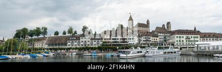 Hafen und Stadt Rapperswil mit dem historischen Schloss und Kirchenpanorama Stockfoto