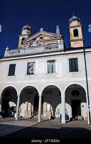 Die Fassade der Kapelle zum Benediktinerkloster auf der Insel San Servolo, Venedig. Ursprünglich im 9th. Jahrhundert gegründet und einem Römer gewidmet verkauft Stockfoto