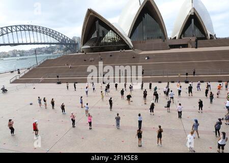 Sydney, Australien. 9th. März 2021. Am Dienstagnachmittag um 3:30pm Uhr auf dem Vorplatz des Sydney Opera House tanzen Sydneysider im Freien beim ersten Every Body Dance Now, einem kostenlosen Tanzkurs im Freien. Every Body Dance Now ist eine kostenlose Serie, die von einer NSW-Regierungsinitiative Culture up Late ermöglicht wird, um den Zugang zu Sydneys kulturellem Angebot in der Stadt zu verbessern. Die Kurse werden diesen März am Dienstagnachmittag und -Abend präsentiert. Das kostenlose Erlebnis heißt Teilnehmer aller Niveaus, Altersgruppen und Fähigkeiten willkommen und ist eine unterhaltsame und inklusiv-Art für alle, aus dem Alltag herauszutreten und auf die Welt zu kommen Stockfoto