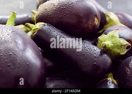 Haufen frischer Auberginen, Nahaufnahme Stockfoto