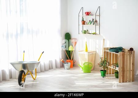 Set von Gartenbedarf und Zimmerpflanzen in Scheune Stockfoto