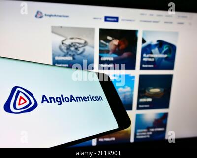 Smartphone mit Logo des globalen Metall- und Bergbauunternehmens Anglo American plc auf dem Bildschirm vor der Webseite. Fokus auf Mitte rechts des Telefondisplays. Stockfoto