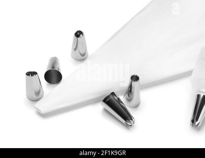 Tüte und verschiedene Tipps auf weißem Hintergrund, Nahaufnahme Stockfoto