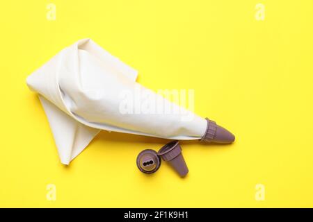 Gebäckbeutel und verschiedene Tipps auf farbigem Hintergrund Stockfoto