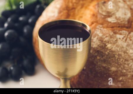 Kelch Wein mit Brot auf dem Tisch, Nahaufnahme Stockfoto