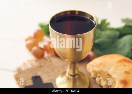 Kelch Wein mit Brot auf dem Tisch, Nahaufnahme Stockfoto