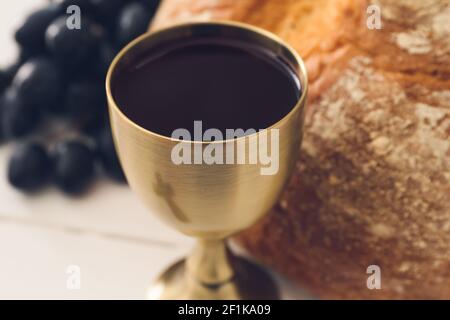 Kelch Wein mit Brot auf dem Tisch, Nahaufnahme Stockfoto