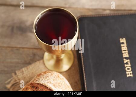 Kelch Wein auf dem Tisch, Nahaufnahme Stockfoto