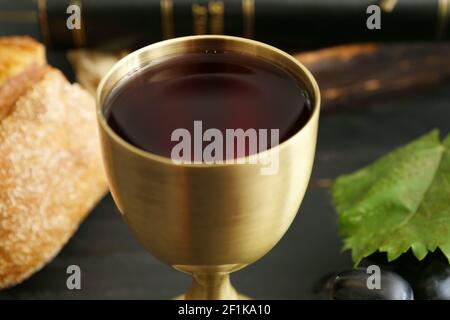 Kelch Wein auf dem Tisch, Nahaufnahme Stockfoto