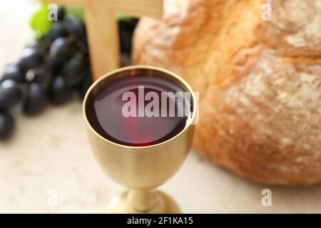 Kelch Wein auf dem Tisch, Nahaufnahme Stockfoto