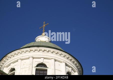 Kuppeln einer orthodoxen Kirche gegen den Himmel. Orthodoxe Barockarchitektur. Der Himmel ist klar. Ein altes religiöses Gebäude. Stockfoto