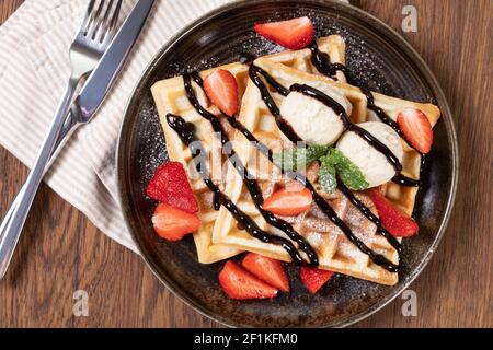 Wiener Waffeln mit Erdbeere Stockfoto