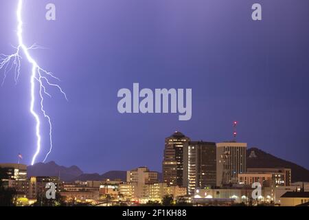 Gewitter Blitz über der Innenstadt von Tucson Arizona Usa Stockfoto