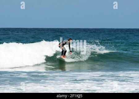 Sables D'Or Les Pins, Bretagne / Frankreich - 20. August 2019: Man surft im Atlantik auf der c Stockfoto