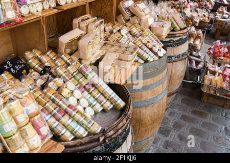 Dijon, Burgund / Frankreich - 27. August 2019: Nahaufnahme vieler verschiedener Dijon-Senfsorten Stockfoto