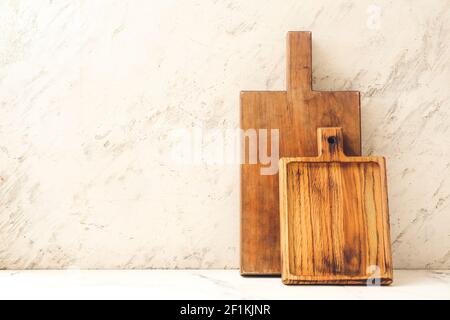 Holzschneidebretter auf hellem Hintergrund Stockfoto