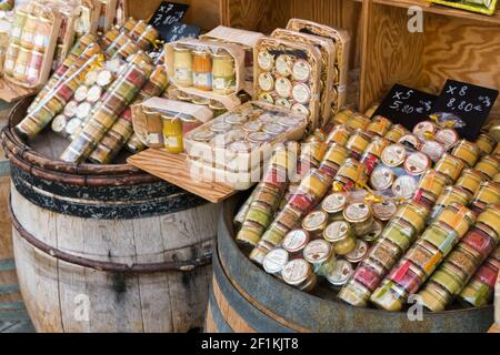 Dijon, Burgund / Frankreich - 27. August 2019: Nahaufnahme vieler verschiedener Dijon-Senfsorten Stockfoto